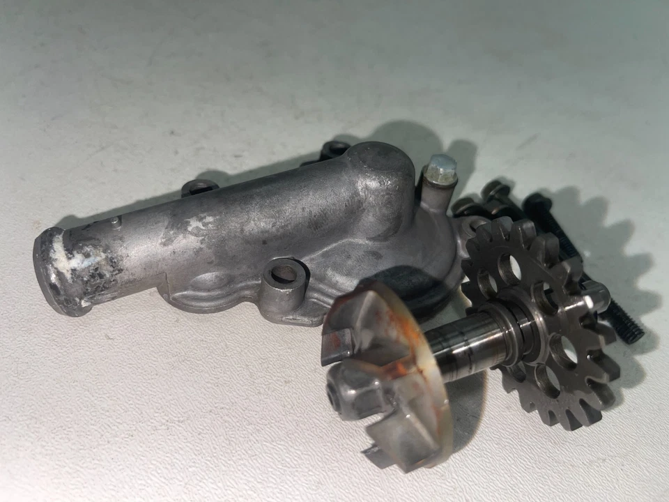 2005 01-13 Yamaha WR250F OEM водяной насос редуктор вал крышка водяного насоса - Изображение 3 из 4