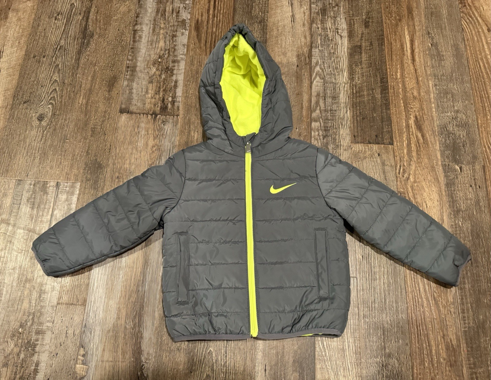 SACAI X NIKE Cappotto Nike ragazzo puffer bambino taglia 2T grigio giallo atletico invernale giacca