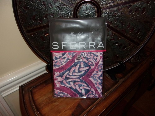 Neu in Verpackung Sferra Rowyn 2195 Navy/Berry Floral Euro Sham