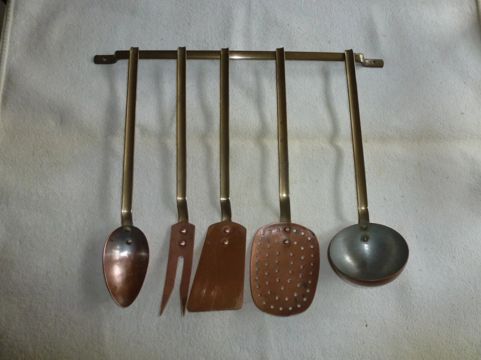 5 USTENSILES DE CUISINE EN CUIVRE LAITON ET SUPPORT LAITON - Photo 1/1