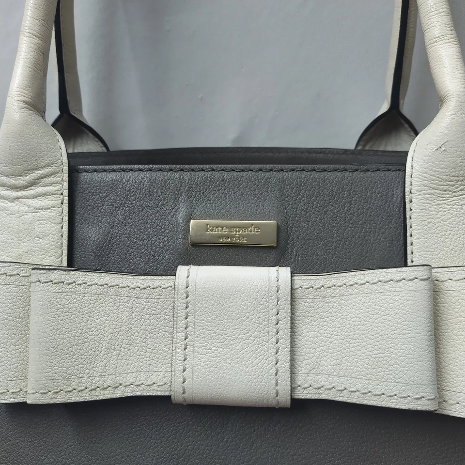 Bolso de hombro grande Kate Spade New York de cuero gris con doble asa Foto 4 de 4
