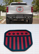 Dodge Ram 1500 DT 2019-2022 puerta trasera RAM emblema principal NUEVO negro bandera roja