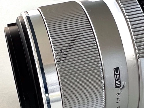 Olympus M.Zuiko Digital ET-M4518 45 mm F/1.8 MSC silber Objektiv mit Zubehör - Bild 4 von 7