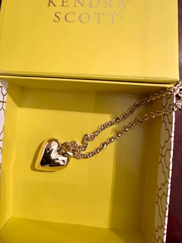 Collar Kendra Scott Romy llamativo corazón en oro Foto 3 de 4