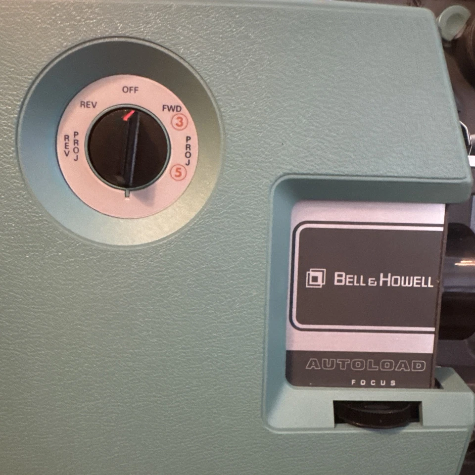 ✨Proyector de películas vintage Bell & Howell 1590C 16 mm FilmoSound con estuche Foto 3 de 4