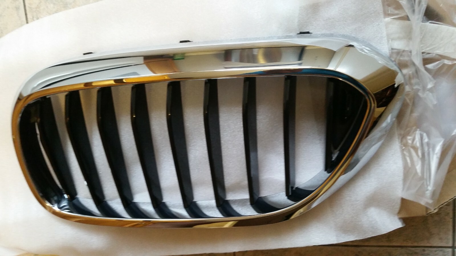 BMW  5-Series left Front driver side Grille NEW 530i 540i OEM.51137390863