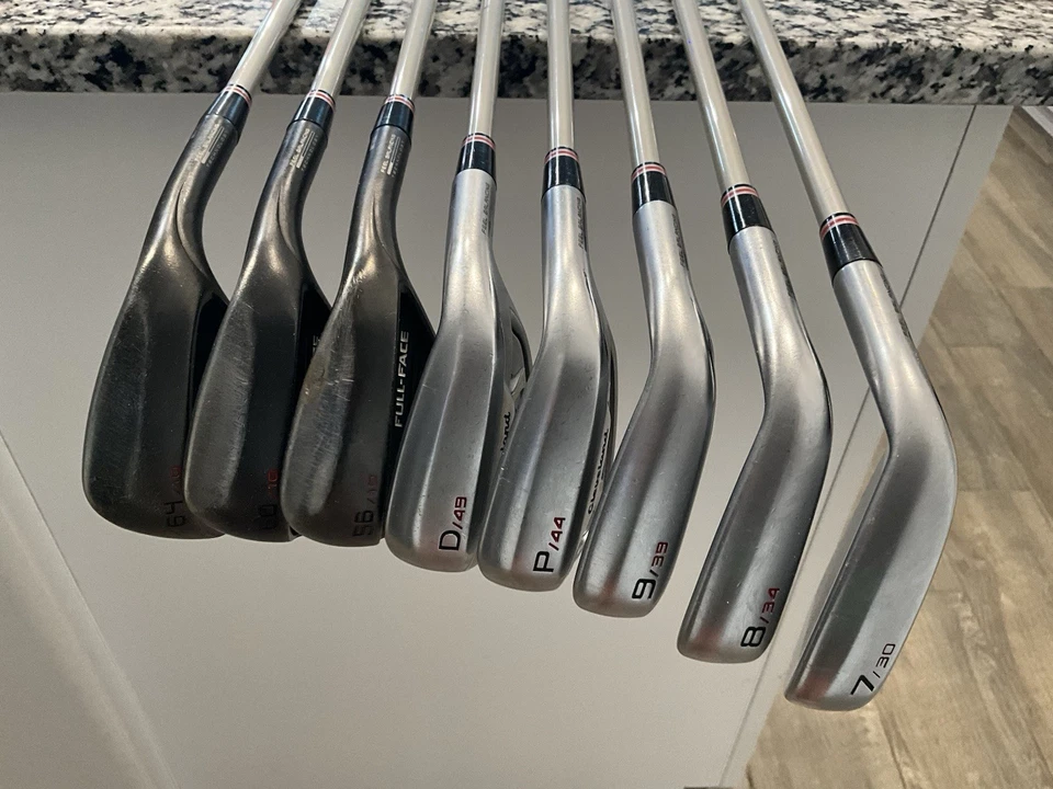 Juego de hierro Cleveland Launcher UHX, CBX para golfista alto. Foto 2 de 4