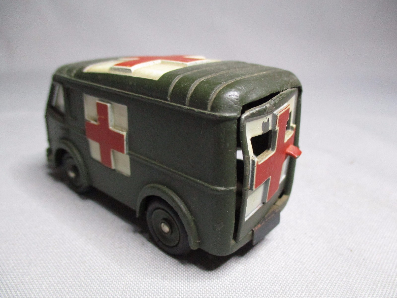 Authentique RENAULT CARRIER AMBULANCE MILITAIRE ref 80F Dinky toys