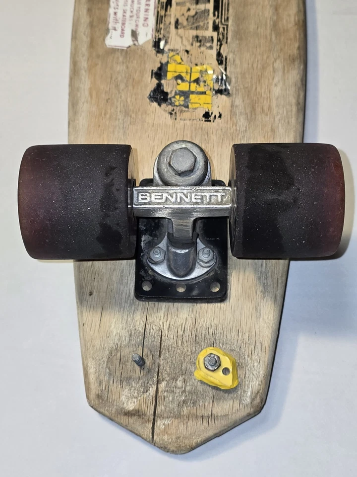 Monopatín de colección Logan Earth Ski Brad Logan con Bennett Trucks y Road Rider 6 Foto 2 de 4