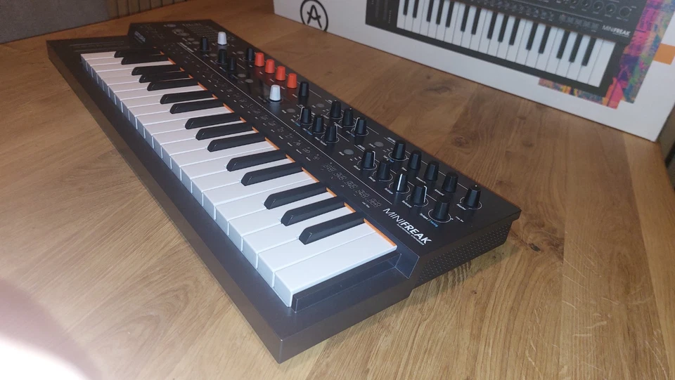 Arturia MiniFreak Algorithmischer Synthesizer - Top Zustand - Mit OVP - Bild 3 von 4