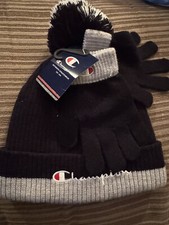 Kids Champion toboggan and gloves Gray and Black .
