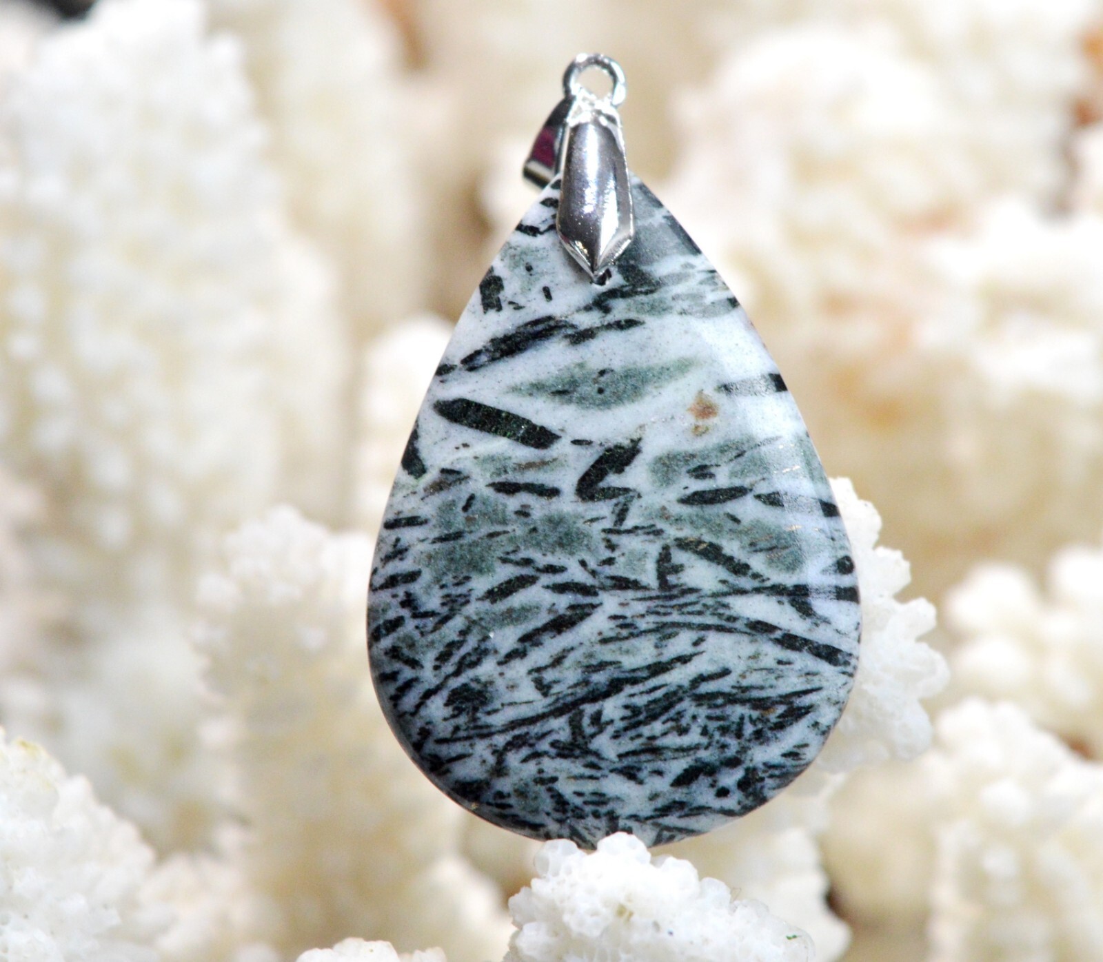 Pendentif hornblende et grenat 43 carats : remplacez les bijoux ternes par une pierre naturelle