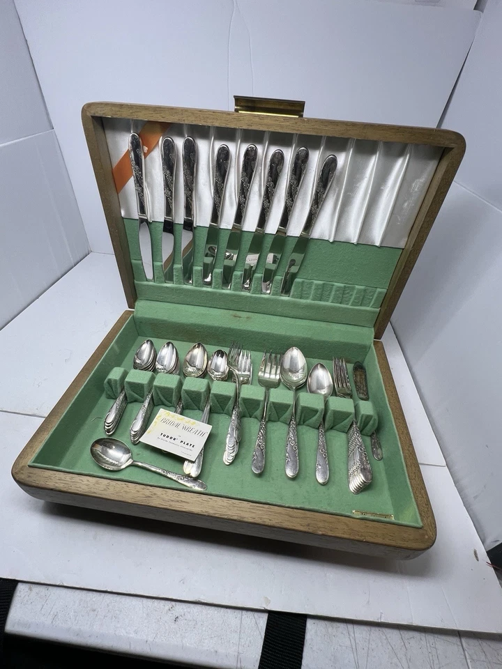 60 Piezas - Cubiertos Plateados Oneida Community Tudor Plateados - CORONA NUPCIAL Foto 4 de 4