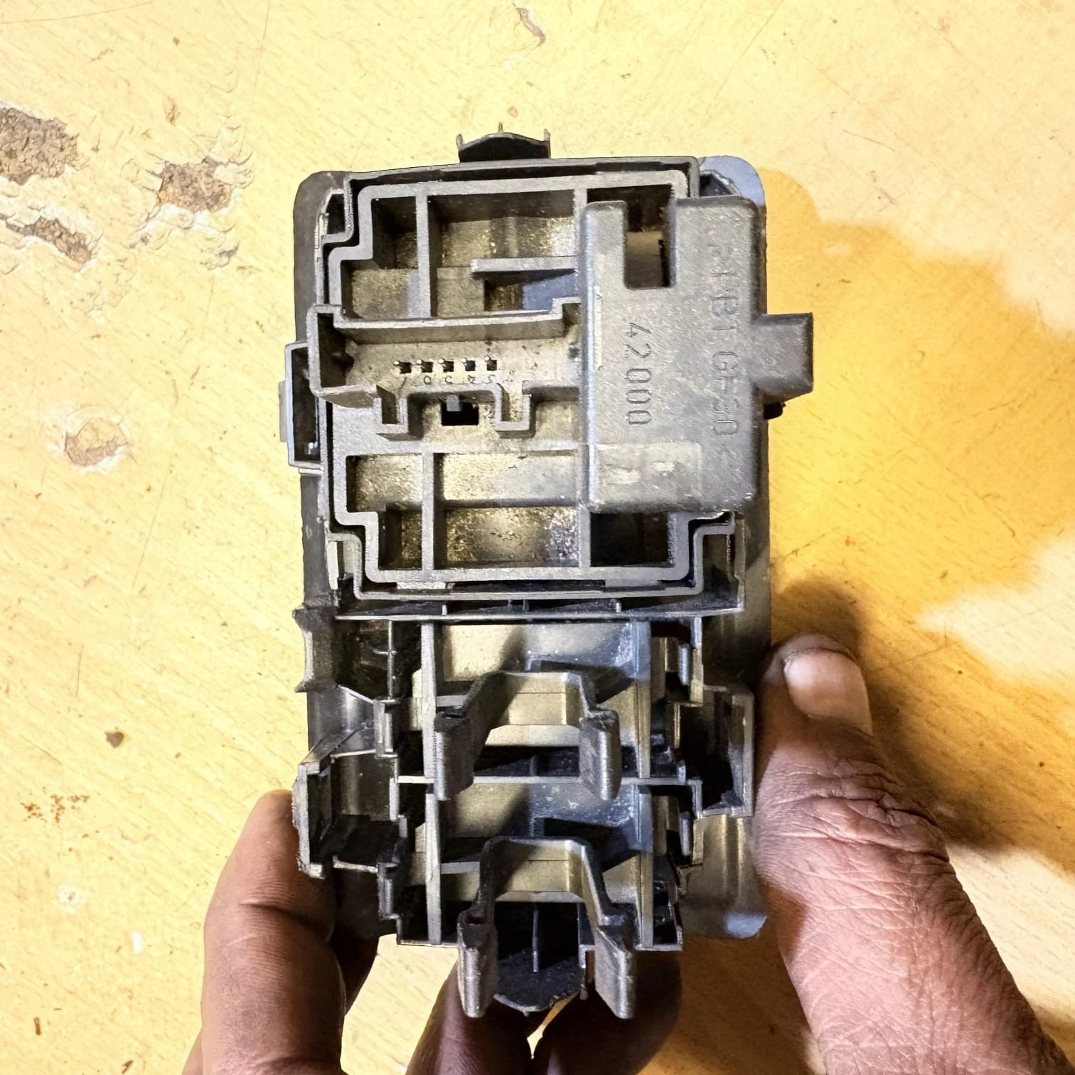 Renault Clio 3 switch panel rear connector and mounting clips