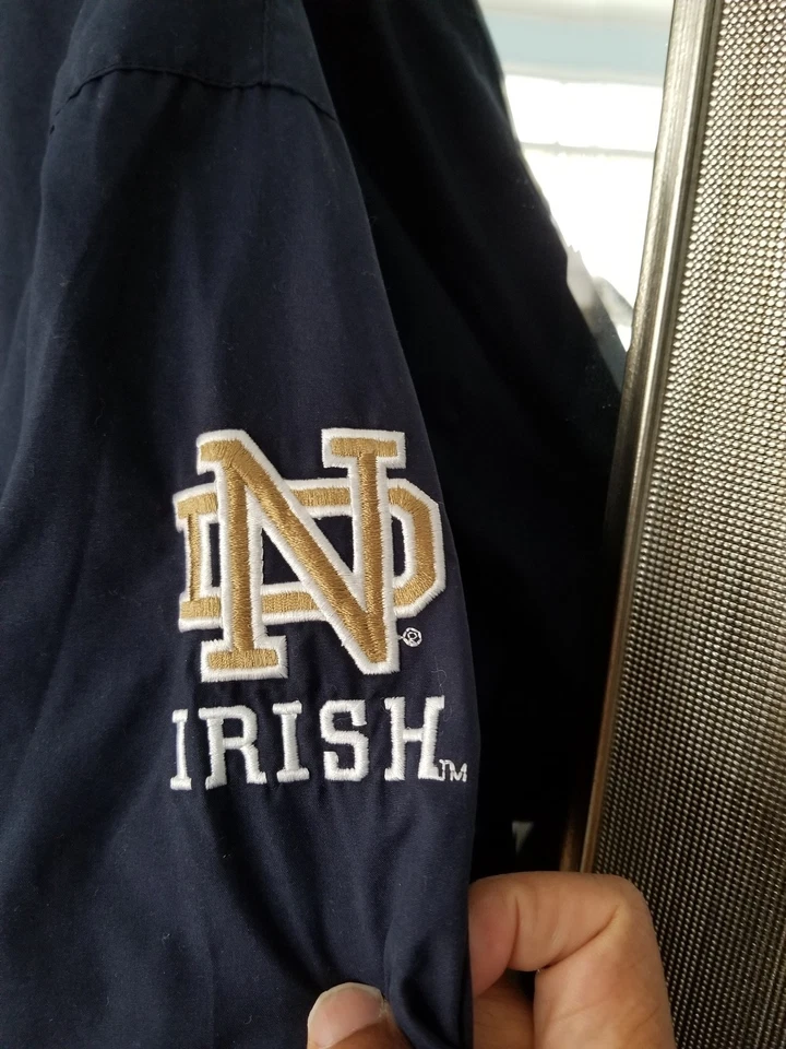 Pullover aislante Notre Dame para hombre de REEBOK, XL Foto 3 de 4