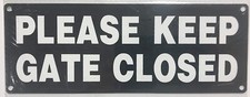 PLEASE KEEP GATE CLOSED SIGN 3X8 BLACK BACKGROUND, ALUMINUM -REF24-1027