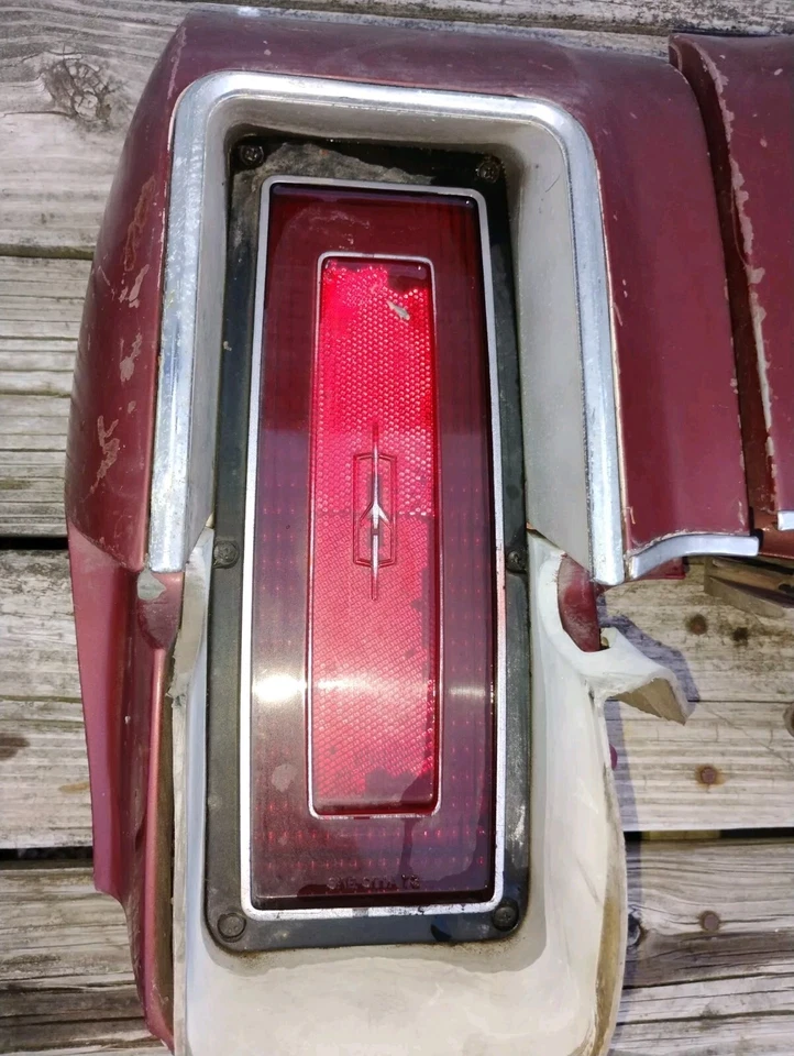 Oldsmobile 442 Cutlass Hurst 1973 montaje de luz trasera izquierda/derecha original de fábrica Foto 3 de 4