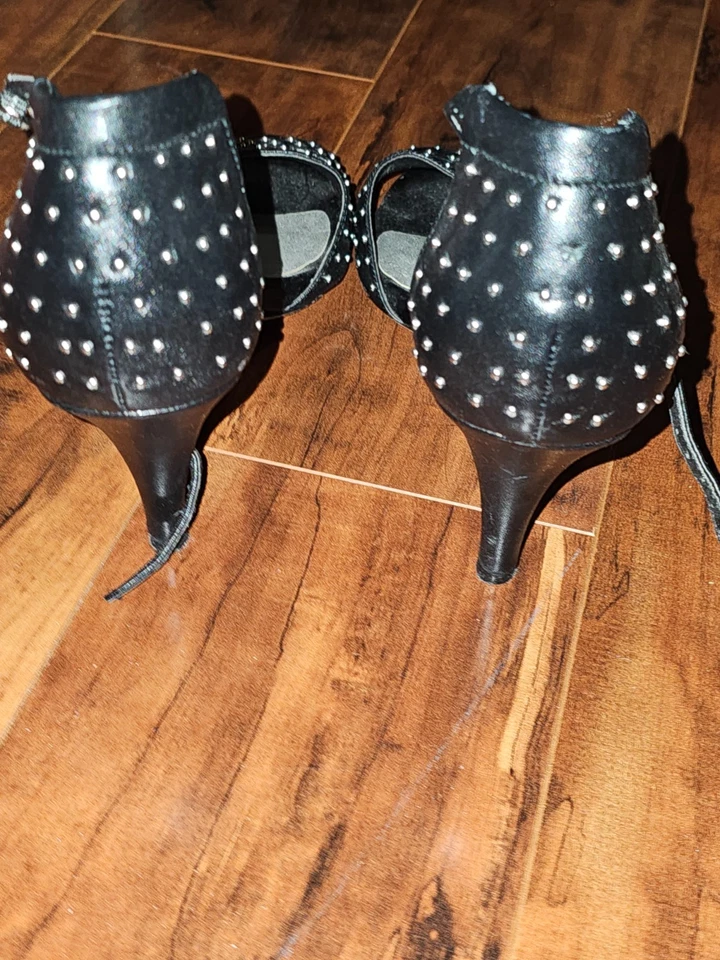 TACONES NEGROS, CASA BLANCA MERCADO NEGRO TIRAS PUNTA ABIERTA - TALLA 7 TACHONADOS Foto 4 de 4