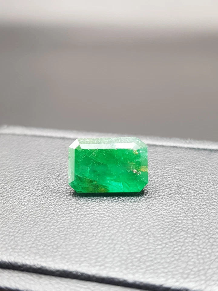 Esmeralda natural 4,45 quilates gema facetada verde vivo de Swat Pakistán Foto 4 de 4