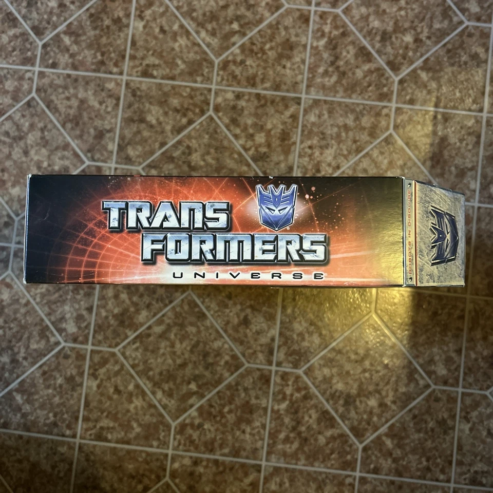 2009 Hasbro SDCC 25 YEARS SOUNDWAVE Transformers Universe Action Figure NEW - Image 3 of 4