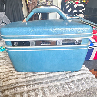 Samsonite True Vintage 1960s Blue Hard Plastic Vanity Train Case w/ Mirror