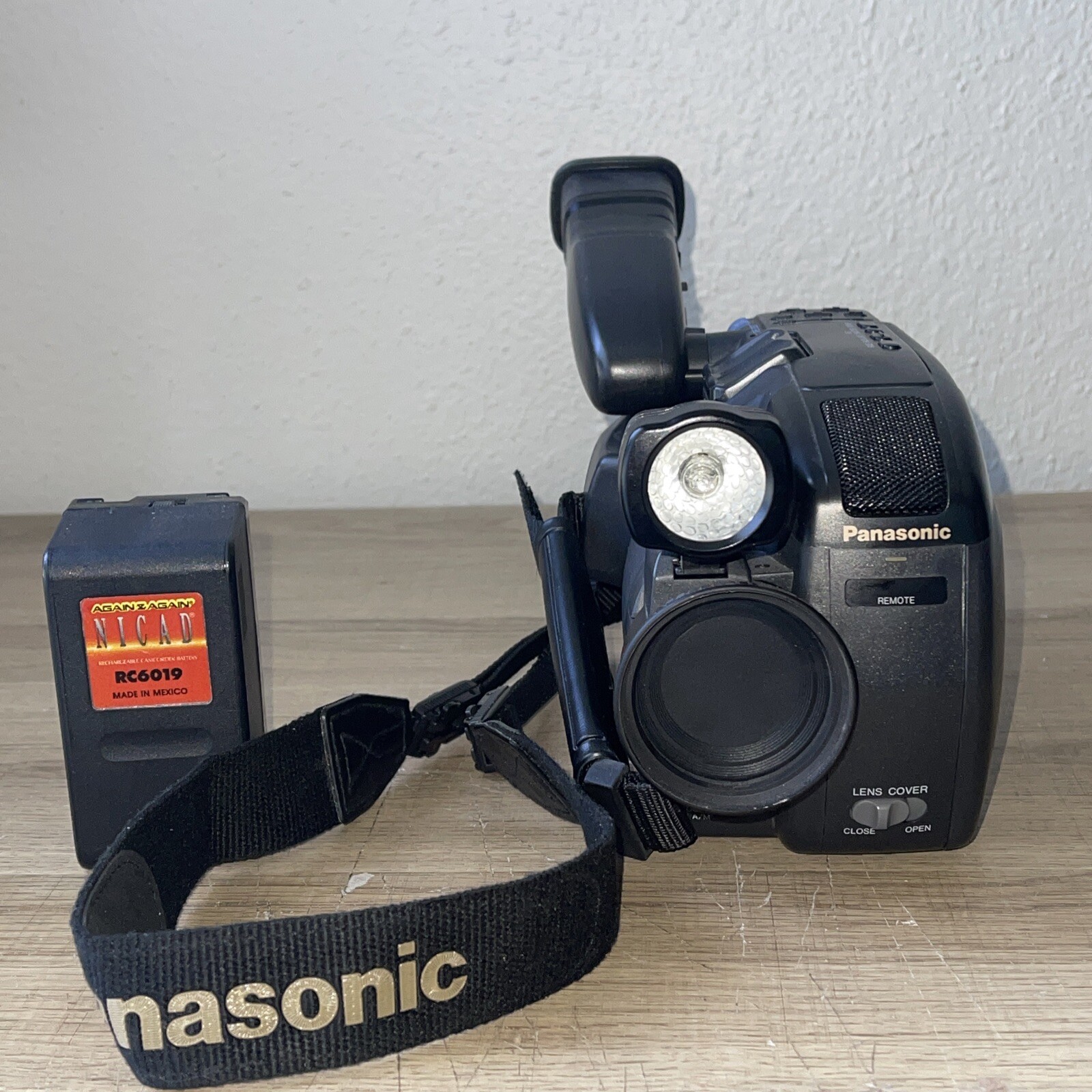 Panasonic Palmcorder IQ PV-IQ403 W/ Battery, Strap