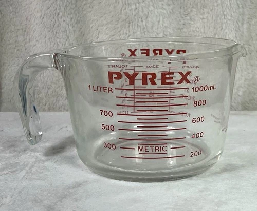 Vintage PYREX 532 Measuring Cup 4 Cup All CAPS Red Lettering Glass USA, B 19