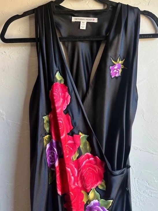 Maxi Vestido Victoria's Secret Y2K Seda Negro y Rosa Cuello Profundo Talla L Usado en Excelente Condición Foto 2 de 4