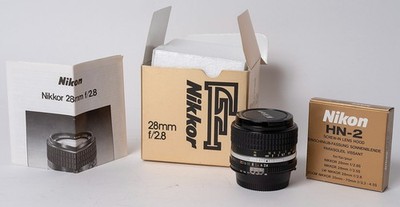 NIKON NIKKOR AiS 2,8/28mm mit NIKON HN-2.  Sehr guter Zustand.