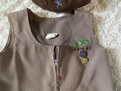 VTG Girl Scouts USA Size 8 Jumper /Dress Hat Beanie & Pins GSUSA Brownie Uniform - Picture 3 of 13
