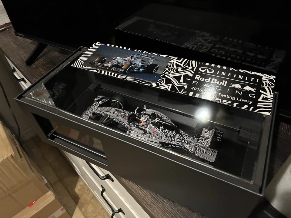 Spark 1:18 Daniel Ricciardo Infiniti Red Bull Racing RB11 Camo Bull Testing 2015 - Imagem 3 de 3