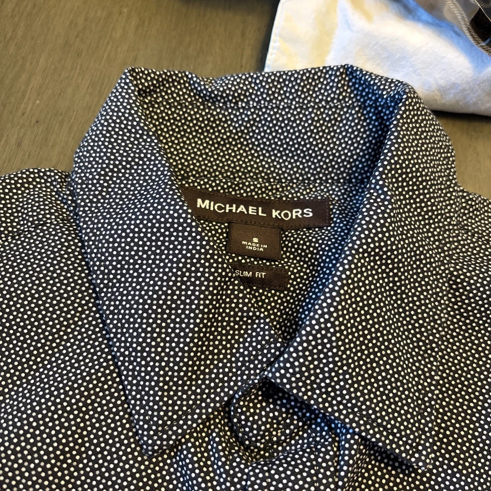 Camisa Michael Kors Calce Ajustado Cuello Abotonado Azul con Lunares Talla Pequeña Foto 2 de 4