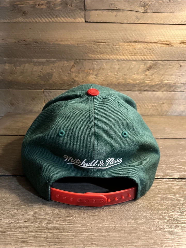 Gorra Mitchell & Ness Milwaukee Bucks Snapback clásica de madera dura Foto 2 de 4