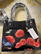 Bandolera vegana de charol negro con acento rojo floral y azul mariposa
