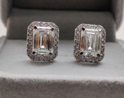 IGI-zertifiziert 4,70 ct im Labor gezüchteter Smaragd Diamant Halo Set Ohrring in 18 K weiß G.