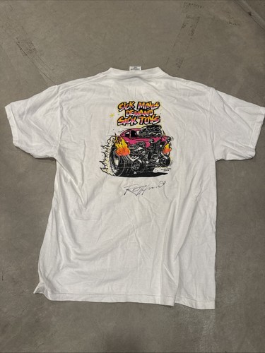Design t-shirt vintage hot rod con illustrazione di un'auto Design t-shirt vintage hot rod con illustrazione di un'auto