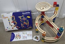 Quadrilla Hape "Twist & Rail" set di corse in legno e marmo.