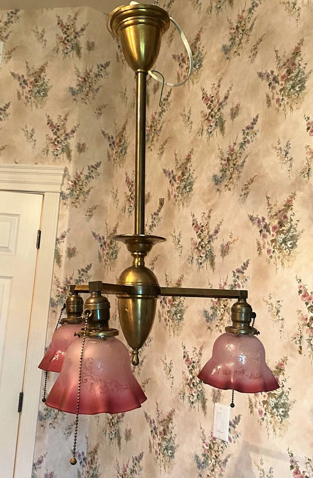 LÁMPARA COLGANTE DE LATÓN DE TRES BRAZOS / LUZ / ARAÑA con PANTALLAS DE QUERUBÍN ARÁNDANO Foto 2 de 4