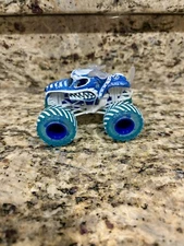 Spin Master Monster Jam Fire & Ice Mutt Truck New 1:64