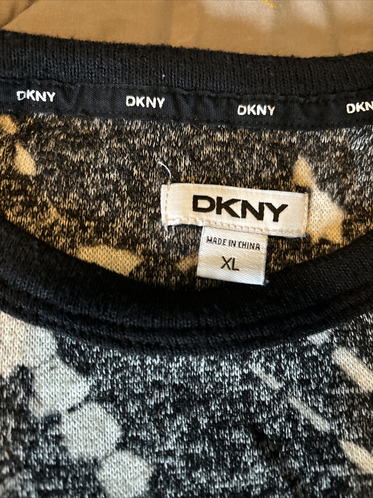 Woman’s XL DKNY Short Sleeve Bland And White Sweater