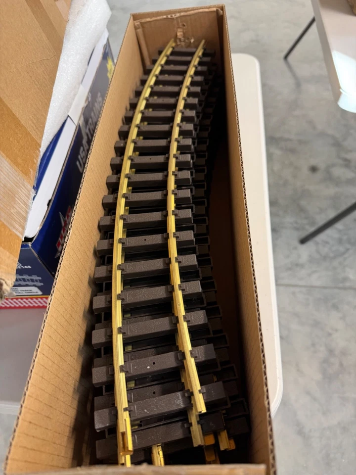 American Mainline (AML)  12pcs Euro Style 6.5 Diameter 332 Brass Curved Track - Image 2 of 2