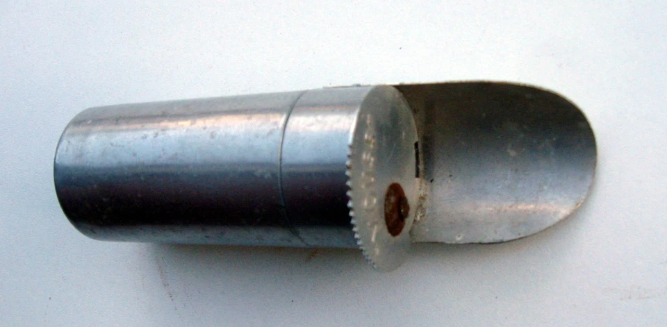 Ancien semoir à main MOUSS outil manuel aluminium jardin Art populaire Jardinage - Photo 2/4