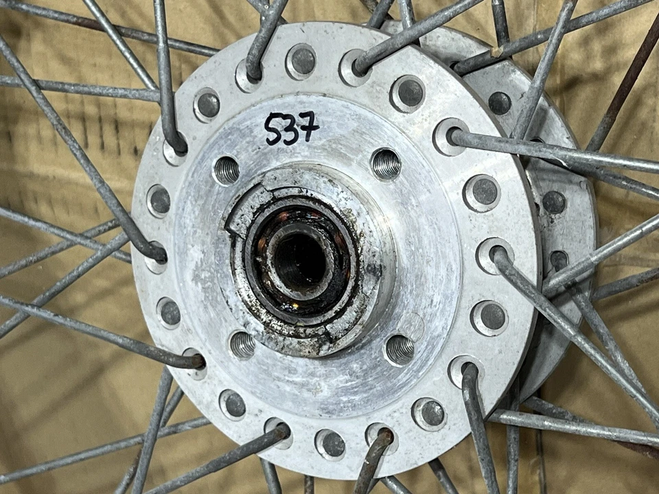 1977 Kawasaki KZ1000 KZ900 roda dianteira aro com raios Takasago 1,85 x 19 - Imagem 3 de 4