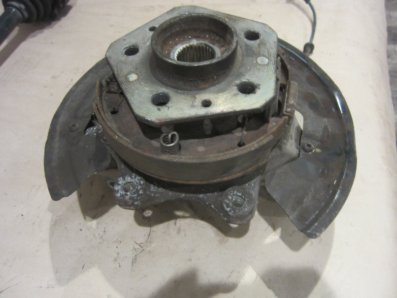 Maserati 4200 - LH Rear Stub Axel - Knuckel -W /Hub & Bearing - P/N 189335