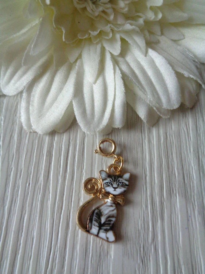 Taschen-oder Schlüsselanhänger "Katze" grau getigert Emaille