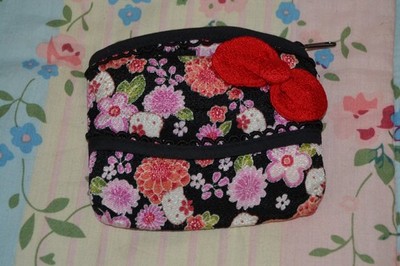 Vintage Brandneu ohne Etikett Sanrio 2007 Hello Kitty kleine Blumen Geldbörse/Kosmetiktasche