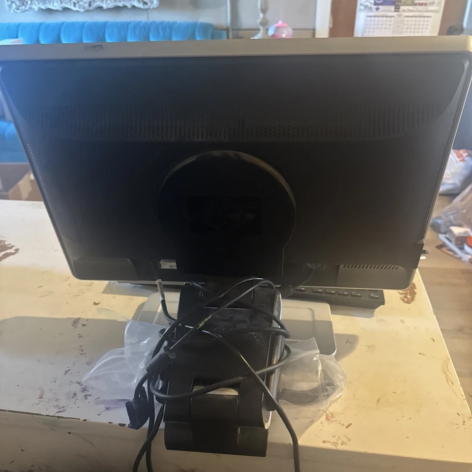 HP 22INCH W2207H LCD Monitor | (1) HDMI, (1) VGA - Used in Great Condition - Image 4 of 4