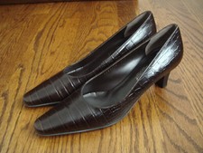 NEW SALVATORE FERRAGAMO BOUTIQUE BROWN MOC CROC LEATHER HEELS size 9 AAA  3 A 