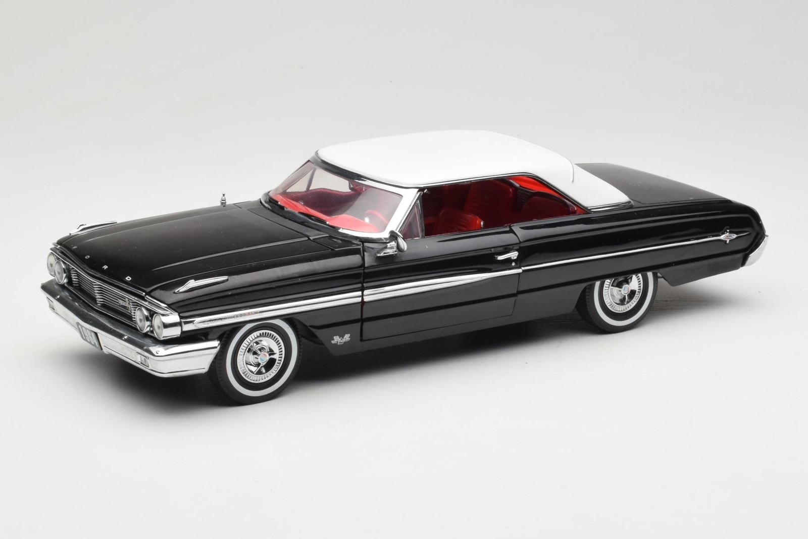 1442 Ford Galaxie 500 Black Sun Star 1:18