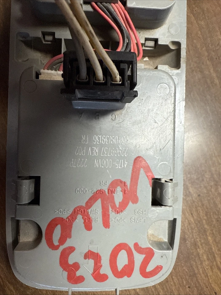 VOLVO VNL 860 2018-2024 LUZ DOMO INTERIOR DELANTERA 22969737 OEM PROBADO Foto 2 de 3